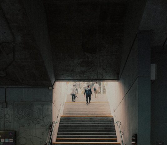 근육, 일상의 힘을 키우다…한국인 맞춤 최신 근육 건강 습관 A group of people walking down a flight of stairs