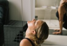 호흡의 기술: 내뱉는 숨에 근육의 빗장을 풀어라 a woman lying on the floor