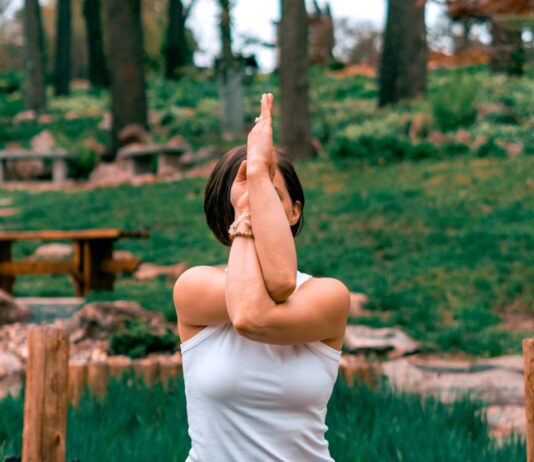 공복 운동의 진실: 지방 연소 vs 근손실, 당신의 몸 상태에 맞는 선택은? woman performing yoga