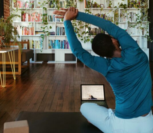 집에서도 건강하게, ‘홈 피트니스’ 열풍…실생활에 쉽게 녹이는 운동 루틴 인기 a man doing yoga in a living room