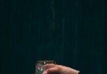 여성 건강, 작은 습관이 만든다… 바쁜 일상 속 똑똑한 관리법 person holding clear drinking glass with water