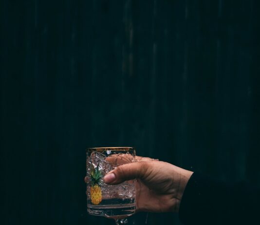 여성 건강, 작은 습관이 만든다… 바쁜 일상 속 똑똑한 관리법 person holding clear drinking glass with water