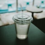 일상 속 웰니스 문화 확산… ‘작은 변화’가 건강을 만든다 clear plastic disposable cup on top of black surface