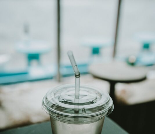 일상 속 웰니스 문화 확산… ‘작은 변화’가 건강을 만든다 clear plastic disposable cup on top of black surface