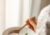 ‘마음챙김 식사’로 건강 챙기기…현대인의 식습관 변화 이끈다 person holding white ceramic bowl with food