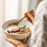 ‘마음챙김 식사’로 건강 챙기기…현대인의 식습관 변화 이끈다 person holding white ceramic bowl with food