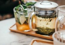 일상 속에서 실천하는 대체요법, 건강관리의 새로운 바람 clear glass mug on tray