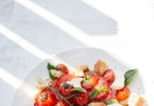 바쁜 일상 속 식단, 어떻게 균형 잡을까? 건강한 식습관 실천법 sliced tomato and green leaf vegetable on white ceramic plate