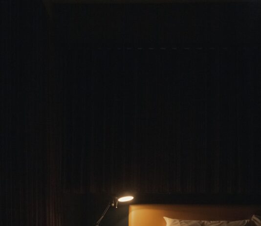‘만성피로’ 탈출, 새로운 건강 습관으로 실생활 활력 찾기 turned on study lamp beside bed